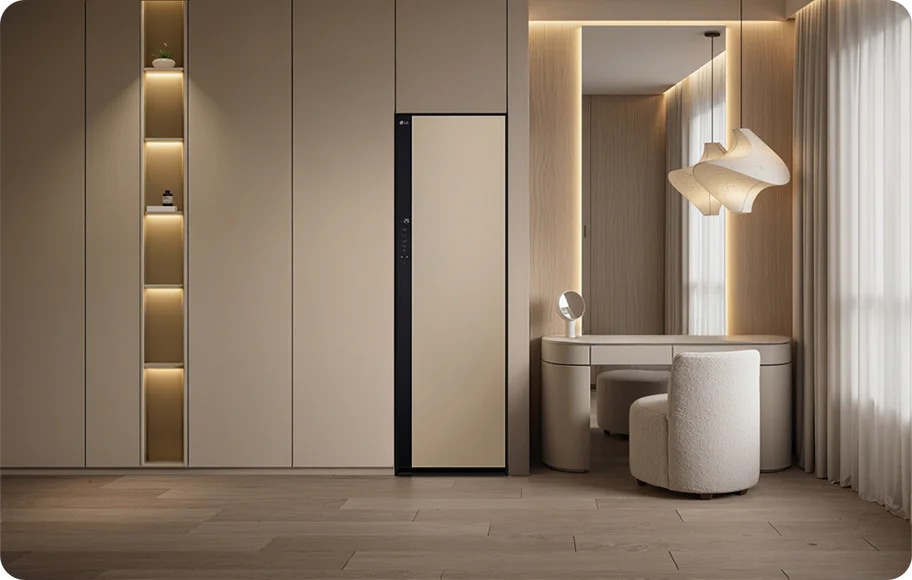 빌트인 옷장이 설치된 드레스룸에 스타일러가 배치되어 있습니다. 오른편에는 커튼이 드리워진 창문과 큰 거울의 화장대가 보입니다. 전체적으로 은은한 조명의 따스한 분위기입니다. 