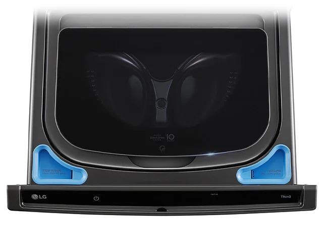 검은색과 은색의 세탁기 전면 모습입니다. 세탁기 문은 투명한 재질로 되어 있으며, 내부가 보입니다. 문 주변에는 파란색 디테일이 있으며, LG 로고와 전원 버튼이 보입니다. ThinQ라는 텍스트도 포함되어 있습니다.