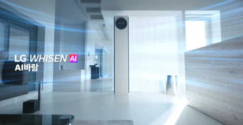 AI바람 기능을 설명하는 썸네일 이미지로 밝은 실내 공간 중앙에 스탠드형 에어컨이 설치되어 있으며, 상단의 원형 블랙 디지털 디스플레이가 보입니다. 에어컨의 양쪽 토출구에서 푸른색 선 형태의 기류 그래픽이 실내 전반으로 퍼져 있습니다. LG WHISEN AI AI바람 이라는 문구가 표시되어 있습니다. 오른쪽에는 커튼과 벽면 구조가 보이는 주거 공간이 이어집니다. 이 이미지는 AI 제어를 통해 실내로 바람을 고르게 분산시키는 에어컨의 바람 제어 기능을 설명합니다.